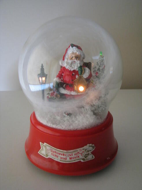 Duża obracająca się i świecąca kula śnieżna z pozytywką