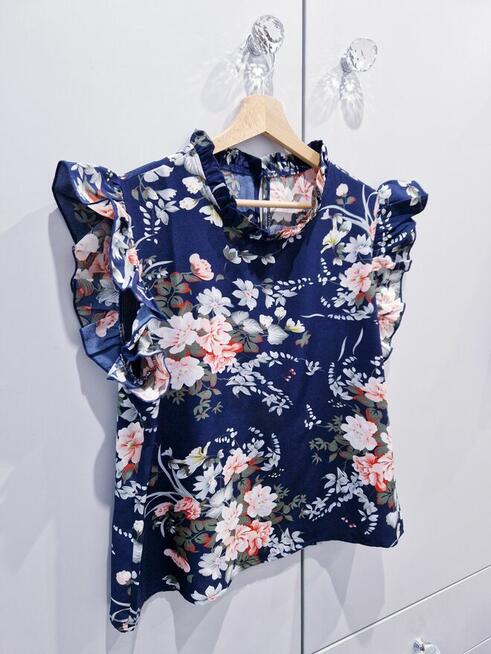 Praktycznie nowa kwiecista bluzeczka