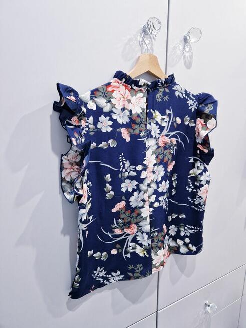 Praktycznie nowa kwiecista bluzeczka