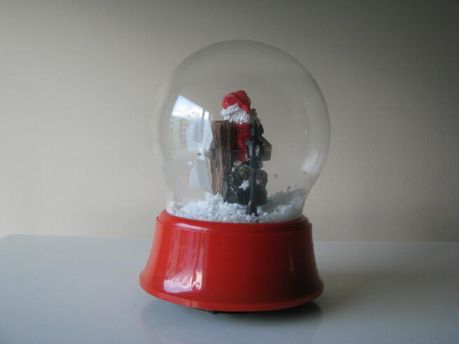 Duża obracająca się i świecąca kula śnieżna z pozytywką