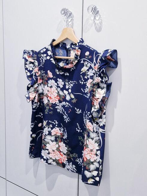 Praktycznie nowa kwiecista bluzeczka