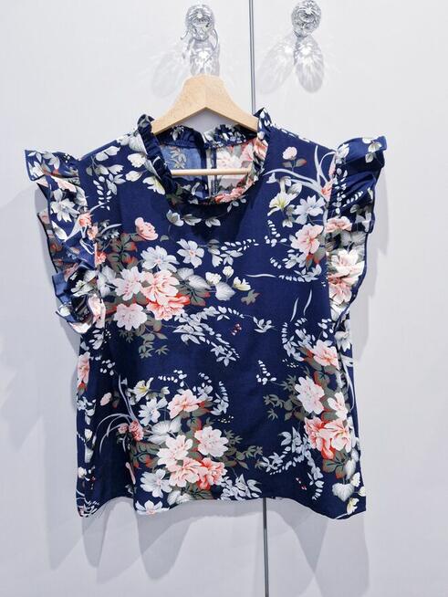 Praktycznie nowa kwiecista bluzeczka