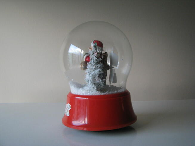 Duża obracająca się i świecąca kula śnieżna z pozytywką