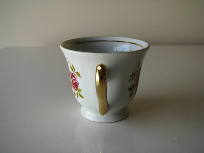 Stara, piękna, porcelanowa filiżanka ze złoceniami i motywem