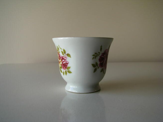 Stara, piękna, porcelanowa filiżanka ze złoceniami i motywem