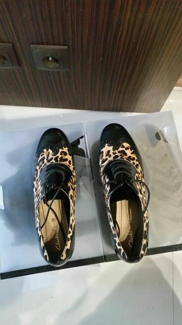 Buty damskie półbuty eleganckie Clarks panterka 42