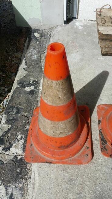 Pachołek drogowy budowalny słupek