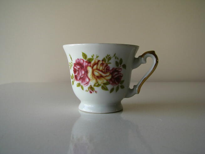 Stara, piękna, porcelanowa filiżanka ze złoceniami i motywem