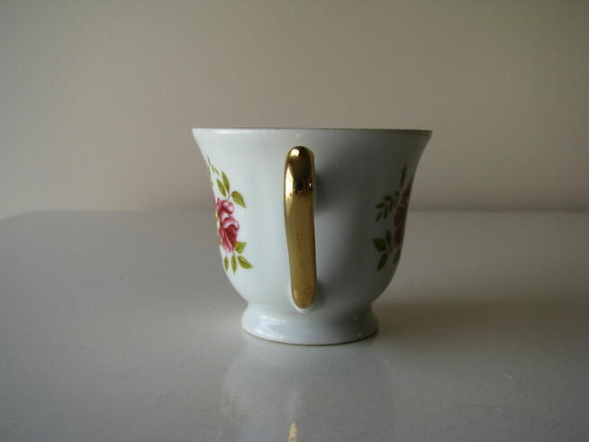 Stara, piękna, porcelanowa filiżanka ze złoceniami i motywem