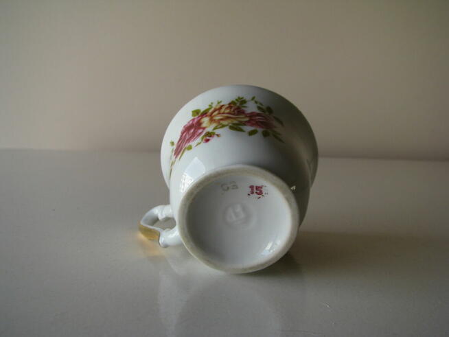 Stara, piękna, porcelanowa filiżanka ze złoceniami i motywem