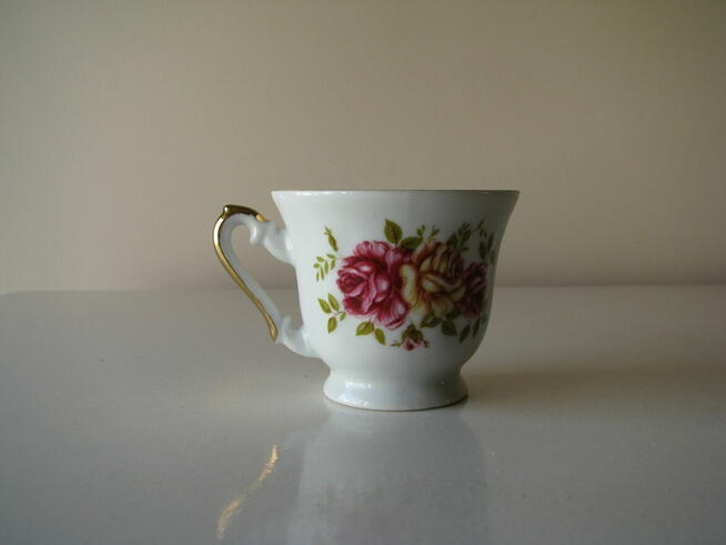 Stara, piękna, porcelanowa filiżanka ze złoceniami i motywem