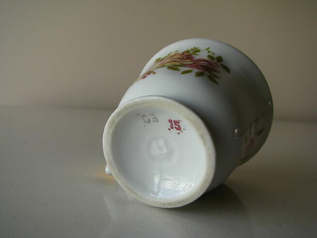 Stara, piękna, porcelanowa filiżanka ze złoceniami i motywem