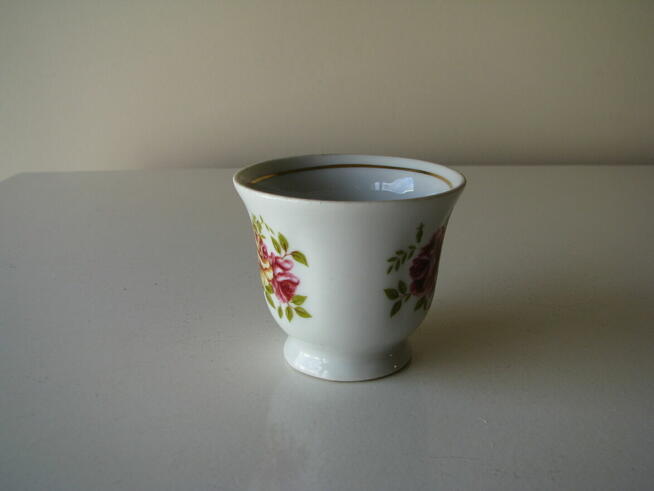 Stara, piękna, porcelanowa filiżanka ze złoceniami i motywem