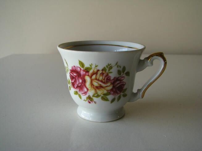 Stara, piękna, porcelanowa filiżanka ze złoceniami i motywem