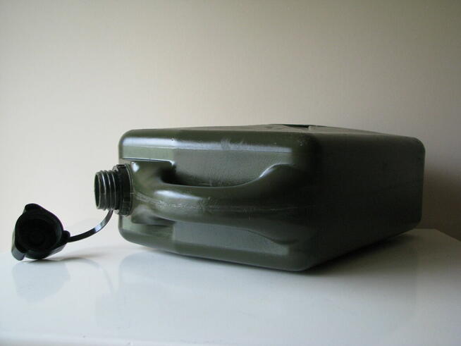 Kanister 10 l pojemnik baniak plastikowy z zakrętką na paliw