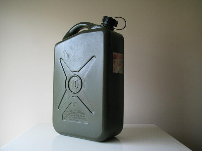 Kanister 10 l pojemnik baniak plastikowy z zakrętką na paliw