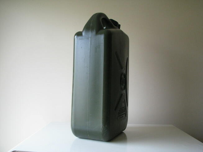 Kanister 10 l pojemnik baniak plastikowy z zakrętką na paliw