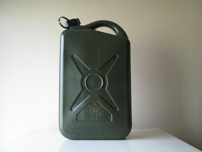 Kanister 10 l pojemnik baniak plastikowy z zakrętką na paliw