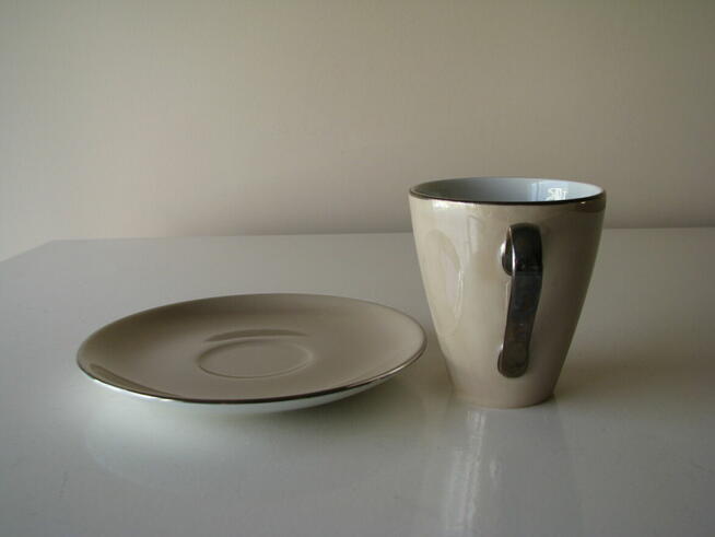 Porcelanowa perłowo-brązowa filiżanka ze złoceniami Kristoff