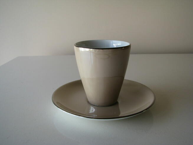 Porcelanowa perłowo-brązowa filiżanka ze złoceniami Kristoff