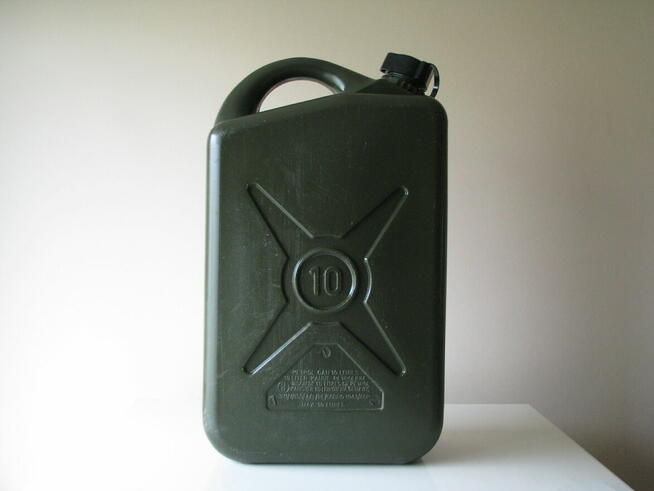 Kanister 10 l pojemnik baniak plastikowy z zakrętką na paliw