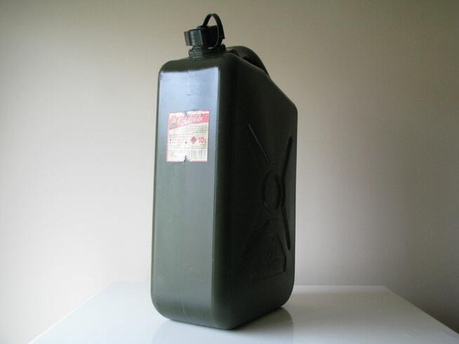 Kanister 10 l pojemnik baniak plastikowy z zakrętką na paliw