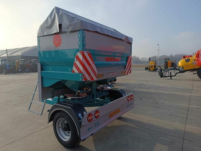 Rozsiewacz kołowy Montano nowy 2500l