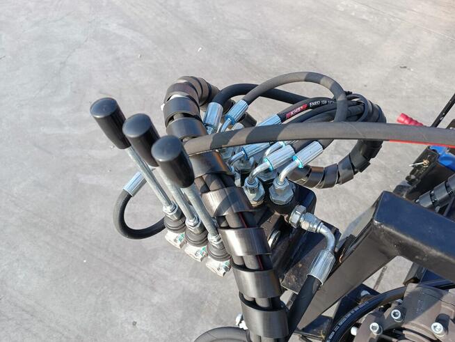 Opryskiwacz kołowy hydraulicznie rozkładany Montano 2000l