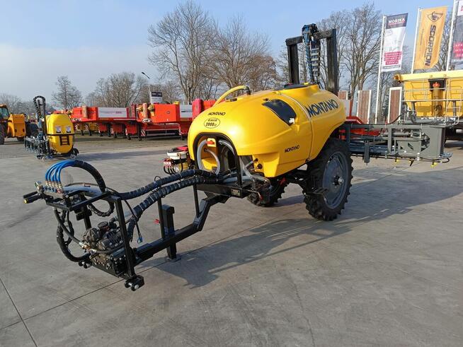 Opryskiwacz kołowy hydraulicznie rozkładany Montano 2000l