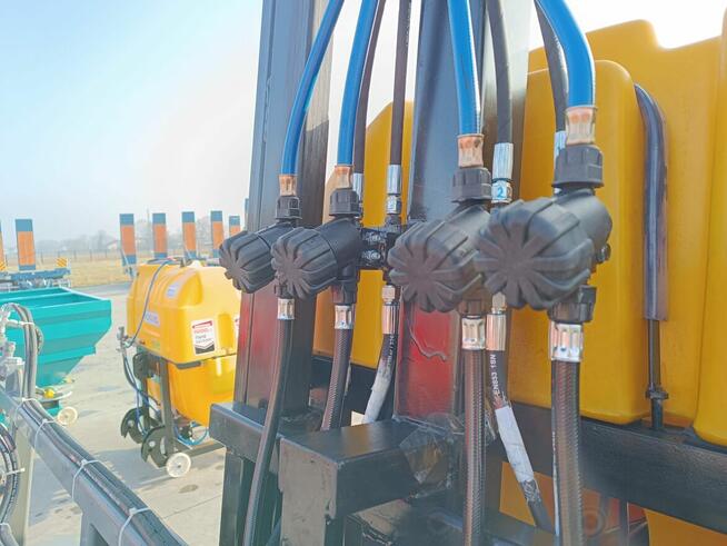 Opryskiwacz kołowy hydraulicznie rozkładany Montano 2000l