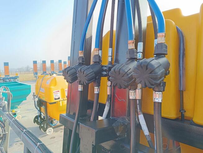 Opryskiwacz kołowy hydraulicznie rozkładany Montano 2000l