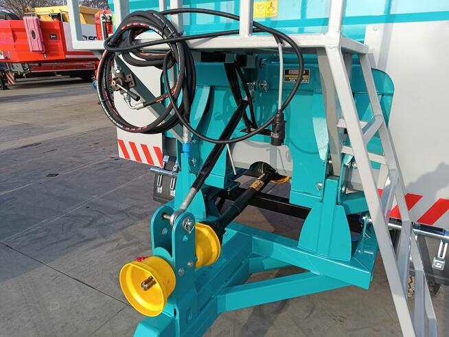 Rozsiewacz kołowy Montano nowy 2500l