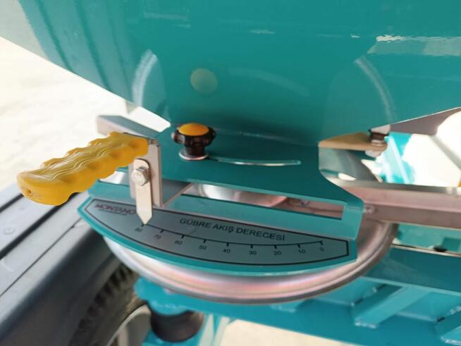 Rozsiewacz kołowy Montano nowy 2500l