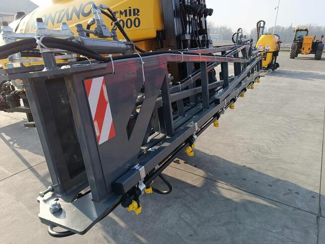 Opryskiwacz kołowy hydraulicznie rozkładany Montano 2000l