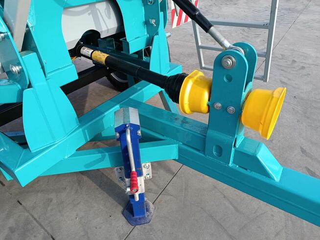 Rozsiewacz kołowy Montano nowy 2500l