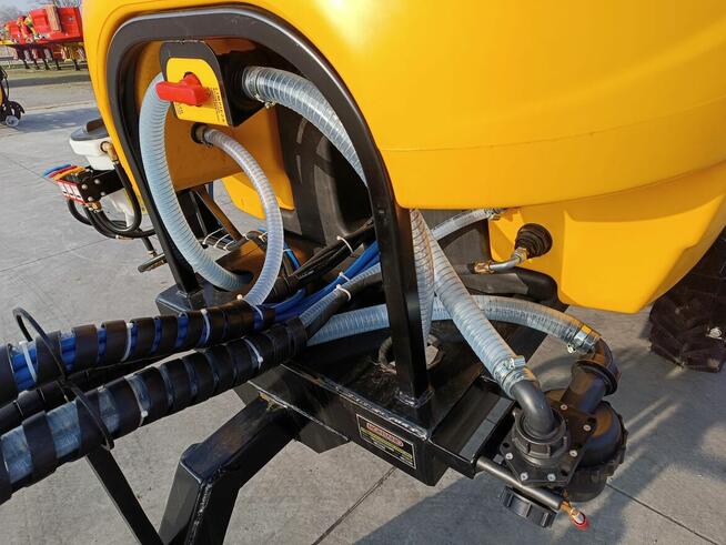 Opryskiwacz kołowy hydraulicznie rozkładany Montano 2000l