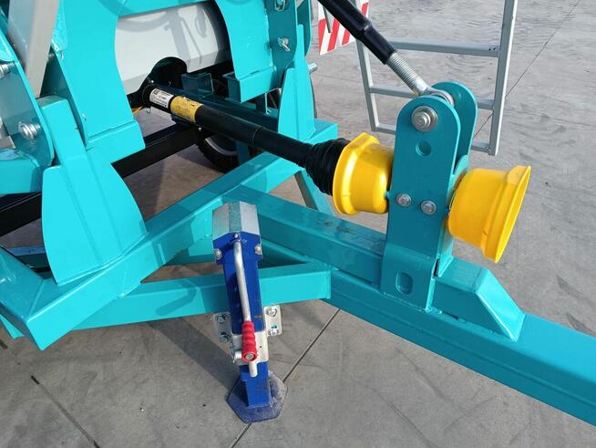 Rozsiewacz kołowy Montano nowy 2500l