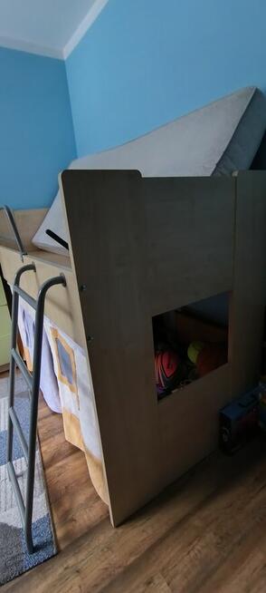 łóżko na antresoli