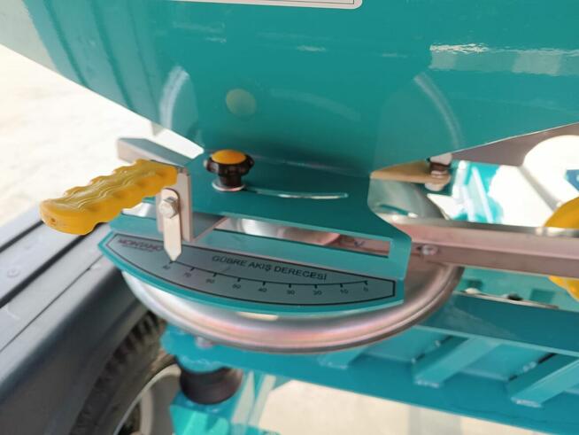 Rozsiewacz kołowy Montano nowy 2500l