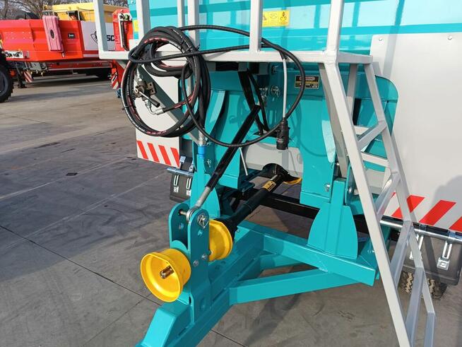 Rozsiewacz kołowy Montano nowy 2500l