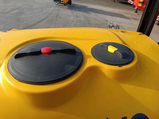 Opryskiwacz kołowy hydraulicznie rozkładany Montano 2000l