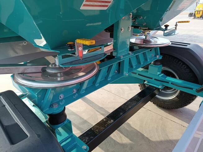 Rozsiewacz kołowy Montano nowy 2500l