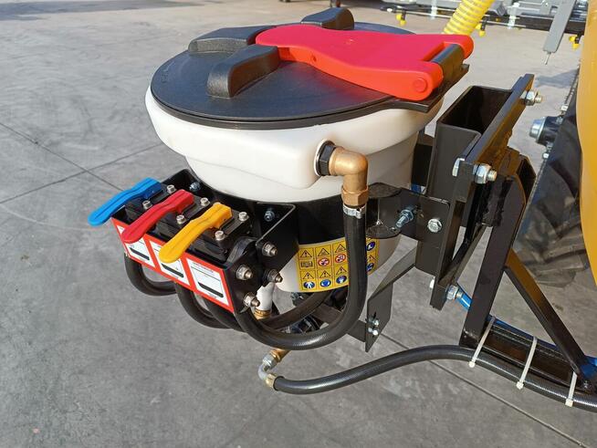 Opryskiwacz kołowy hydraulicznie rozkładany Montano 2000l