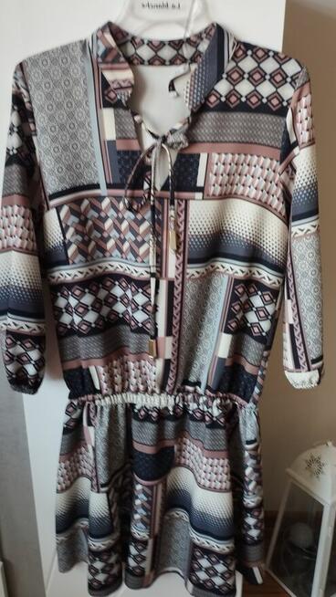 Sukienka wzorzysta z gumką w pasie