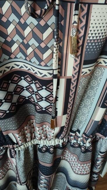 Sukienka wzorzysta z gumką w pasie