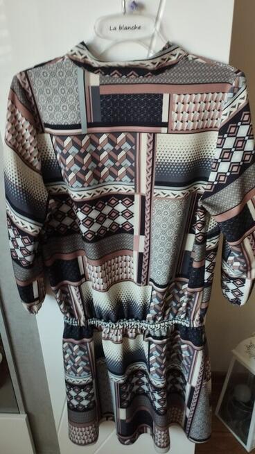 Sukienka wzorzysta z gumką w pasie