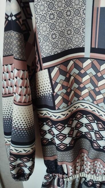 Sukienka wzorzysta z gumką w pasie