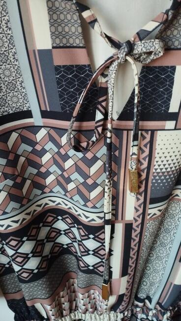 Sukienka wzorzysta z gumką w pasie