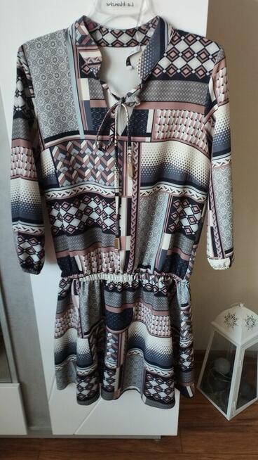 Sukienka wzorzysta z gumką w pasie