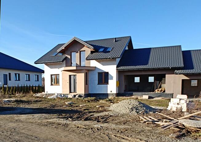 Nowe domy w zabudowie bliźniaczej.